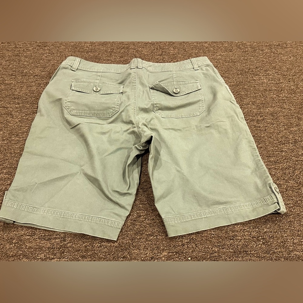 EUC Gloria Vanderbilt Missy green Cargo Shorts Classic Style Sz 12